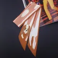Détail d'un foulard en soie orange avec motif chien Cavalier King Charles Spaniel - Style épagneul orange et marron (C98-7)