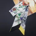 Détail d'un foulard Twilly en soie à motifs floraux colorés sur un fond sombre élégant - 88x6cm / Floral Noir Et Blanc (T359-1)