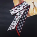 Detalle de pañuelo twilly con estampado ecuestre, diseño de cuadros y borde rojo vivo - Cuadros Blanco Y Negro Borde Rojo (C109-2)
