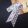 Detalle de pañuelo twilly reversible con estampados ecuestres y patrón clásico de cuadros - Estilo Tablero Tonos Tierra (C109-3)