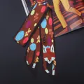 Détail d'un foulard en soie avec imprimés renard et bonhomme de pain d'épices sur noir - Style renard et bonhomme de pain d'épices marron foncé (C98-11)