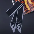 Détail d'un foulard étroit en soie avec imprimé chat noir et yeux verts sur tissu sombre - Style chat noir réaliste noir et gris (C98-12)