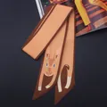 Gros plan d'un foulard twilly en soie avec motif de lapin de dessin animé sur fond noir - Style lapin de dessin animé amusant marron clair (C98-13)
