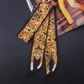 Détail d'un foulard en soie à imprimé léopard aux motifs animaliers orange et noir - Style imprimé léopard sauvage tendance (C98-15)
