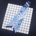 Detailaufnahme eines blau bedruckten Seidenschals mit Pferdemustern für Taschengriffe - Blau-Violetter Feder-Stil (C112-2)