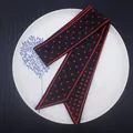 Élégant foulard twilly noir à pois rouges sur une assiette décorative en céramique - Pois Rouges sur Fond Noir (C116-1)