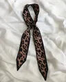 Klassischer 120cm Seidenschal mit Leopardenmuster für Handtaschengriffe und Halstyling - Brauner Leopard