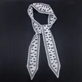 Pañuelo de seda de 120cm para asa de bolso con estampado de calaveras góticas - Blanco Con Calavera Negra / Blanco (X221-2)
