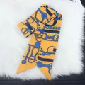 Pañuelo twilly de seda amarillo con estampado ecuestre de cadenas sobre piel blanca - Patrón Ecuestre Amarillo Jengibre (C123-2)