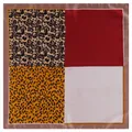 Makrodetail eines seidenähnlichen quadratischen Tuchs mit Leopardenmuster und Farbkombination - Quadratisch / Khaki