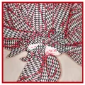 Layout artistico di un grande foulard di seta con motivo pied-de-poule rosso e nero - 90cmX90cm / Borgogna