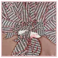 Sciarpa in seta con motivo pied-de-poule nero bianco e rosa piegata a forma di ventaglio - 90cmX90cm / Rosa