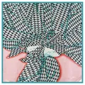Sciarpa di seta pied-de-poule bianca e nera con dettagli azzurri su sfondo rosa - 90cmX90cm / Blu