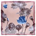 Elegante foulard in seta 90cm con stampa di loto e ninfee su sfondo rosa tenue - Gemma di Neve / 90cmx90cm