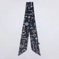 Detalle de un pañuelo twilly negro con motivos de llaves vintage y puntas en pico - Negro (C127-1)