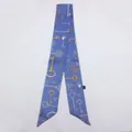 Detalle del pañuelo twilly azul con elegantes estampados de llaves vintage oro y plata - Azul (C127-2)