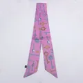 Detalle de un pañuelo de seda rosa con patrón de llaves vintage y elegantes puntas sesgadas - Rosa (C127-4)