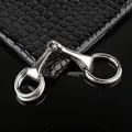 Polierte silberne Metall-Pferdebit-Schnalle auf schwarzem Leder mit Krokodilprägung - Silber