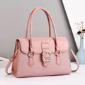 Détail du sac à main en patchwork rose avec boucle en cristal et finitions dorées brillantes - Rose
