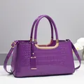 Sac Boston violet en cuir verni à motif crocodile avec bandoulière réglable - Violet