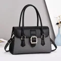 Sac à bandoulière élégant en cuir noir et tissu gris avec boucle dorée brillante - Noir