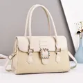 Sac à main beige bicolore avec texture tissée et boucle en diamant étincelante - Blanc Cassé