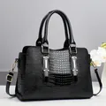 Sac à main élégant pour femme en cuir noir motif crocodile avec détails dorés - Noir
