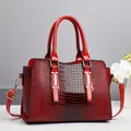 Sac à main rouge motif crocodile avec boucles dorées et bandoulière réglable - Rouge