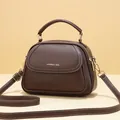Borsa a mano in pelle marrone con motivi geometrici a rilievo e cerniere dorate lucide - caffè
