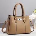 Bolso de mano con diseño de lichi, cierre plateado y correa de hombro ajustable - Caqui