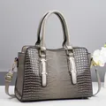 Elegante borsa a mano grigio scuro con stampa coccodrillo e dettagli in metallo oro - Grigio
