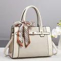 Elegante borsa beige intrecciata con patchwork in pelle e foulard in seta con stampa H - Bianco Sporco