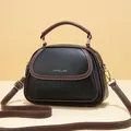 Elegante borsa in pelle nera e marrone con tracolla bicolore e logo dorato di classe - Nero