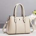 Elegante bolso beige de cuero con textura litchi, cierre plateado y bandolera - Blanco Roto