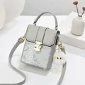 Mini sac à téléphone gris clair texture serpent avec breloque monstre en peluche - Gris