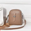 Braune Umhängetasche aus Leder mit Litschimuster, Doppelreißverschluss und silberner Schnalle - Dunkelbeige
