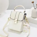 Mini sac à bandoulière crème à motif serpent avec fermoir doré et breloque monstre - Blanc Cassé