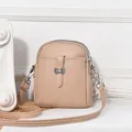 Mini-Umhängetasche aus beigem Lychee-Leder mit Doppelreißverschluss und Silberbeschlägen - Hellbeige