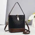 Secchiello grigio chic con dettagli in pelle marrone e motivo monogramma artistico - Nero
