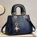 Sac à main bleu à motif crocodile avec garniture dorée et pendentif croix pour femme - Bleu