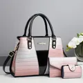 Dettaglio del set con borsa a mano motivo coccodrillo, portafoglio lungo e porta carte - Grigio