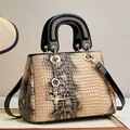 Sac à main chic imprimé crocodile beige et marron avec poignées noires et étoile argent - Kaki