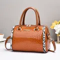 Sac Boston à texture crocodile avec empiècements serpent et détails dorés brillants - Jaune Terre