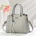 Graue Handtasche für Damen mit Textur, Doppelgriffen, Schultergurt und Schuhanhänger - Grau