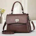 Sac à main femme bordeaux foncé en cuir avec fermoir bouclier et texture grainée - Café