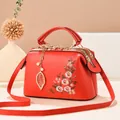 Elegante rode handtas met bloemenborduursel en goudkleurige hanger in studio-opname - 24*12*15CM / Rood
