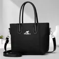 Sac à main noir élégant avec texture gaufrée, logo kangourou argenté et bandoulière - Noir