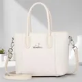 Détail de la texture tissée du sac cabas beige avec logo kangourou argenté et anses - Blanc Cassé