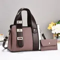 Détail de l'ensemble sac fourre-tout deux pièces marron avec patchwork et finitions dorées - Sac à main et portefeuille / Café