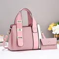 Ensemble de sacs à main rose et blanc avec détails dorés et bandoulière réglable - Sac à main et portefeuille / Rose
